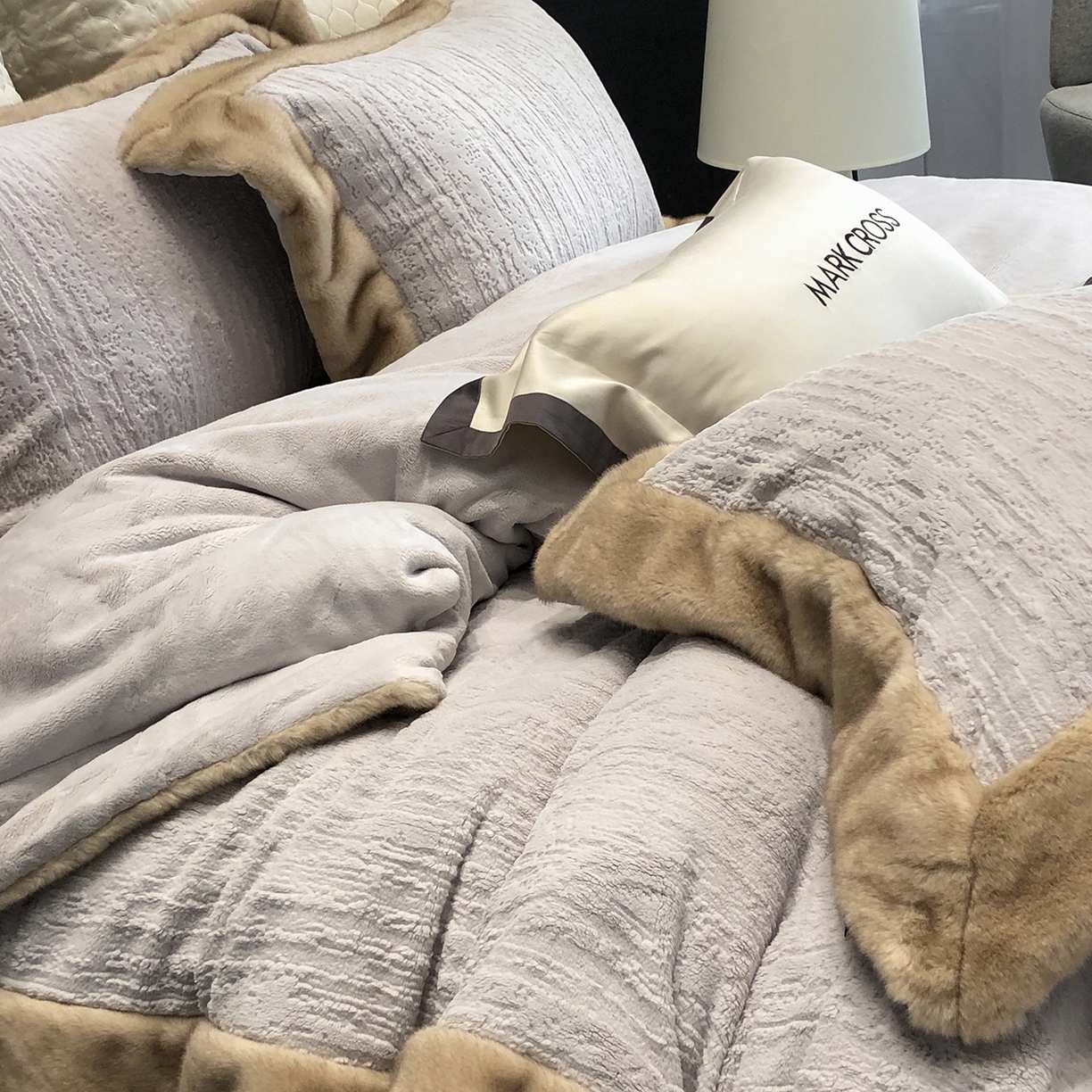 91家纺网 家纺一手货源 找家纺 佳汐蓝家纺 2025新款高奢暖绒立体浮雕熊极绒系列四件套 融冬北极狐-薄暮灰