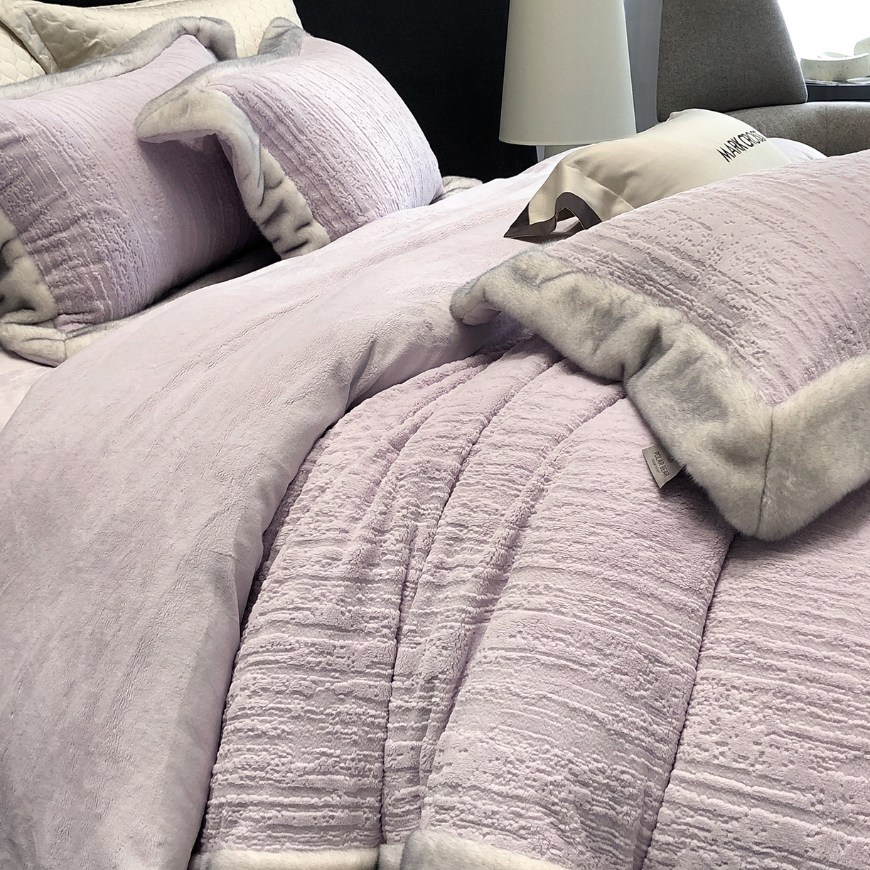 91家纺网 家纺一手货源 找家纺 佳汐蓝家纺 2025新款高奢暖绒立体浮雕熊极绒系列四件套 融冬北极狐-奶芋紫