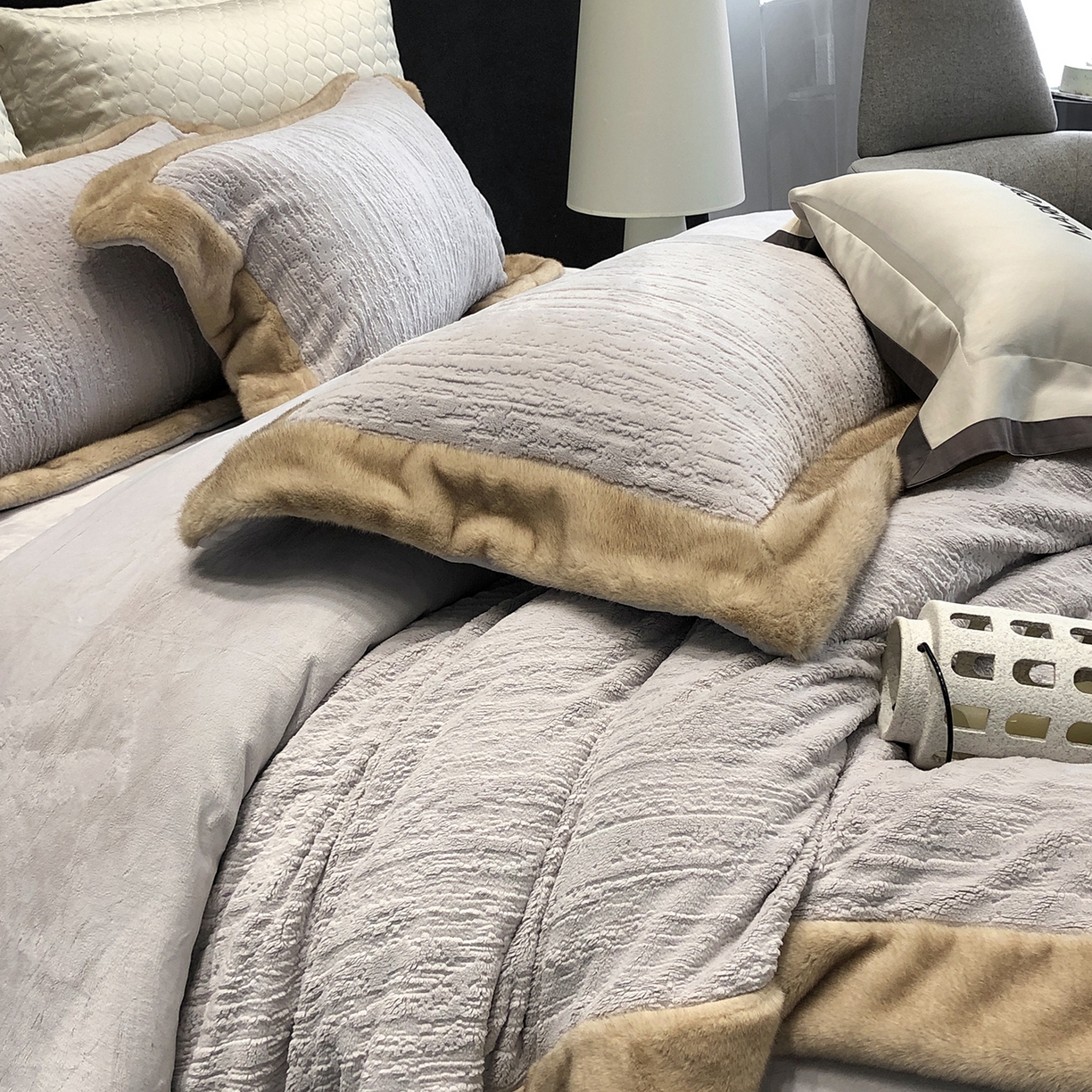 91家纺网 家纺一手货源 找家纺 佳汐蓝家纺 2025新款高奢暖绒立体浮雕熊极绒系列四件套 融冬北极狐-薄暮灰