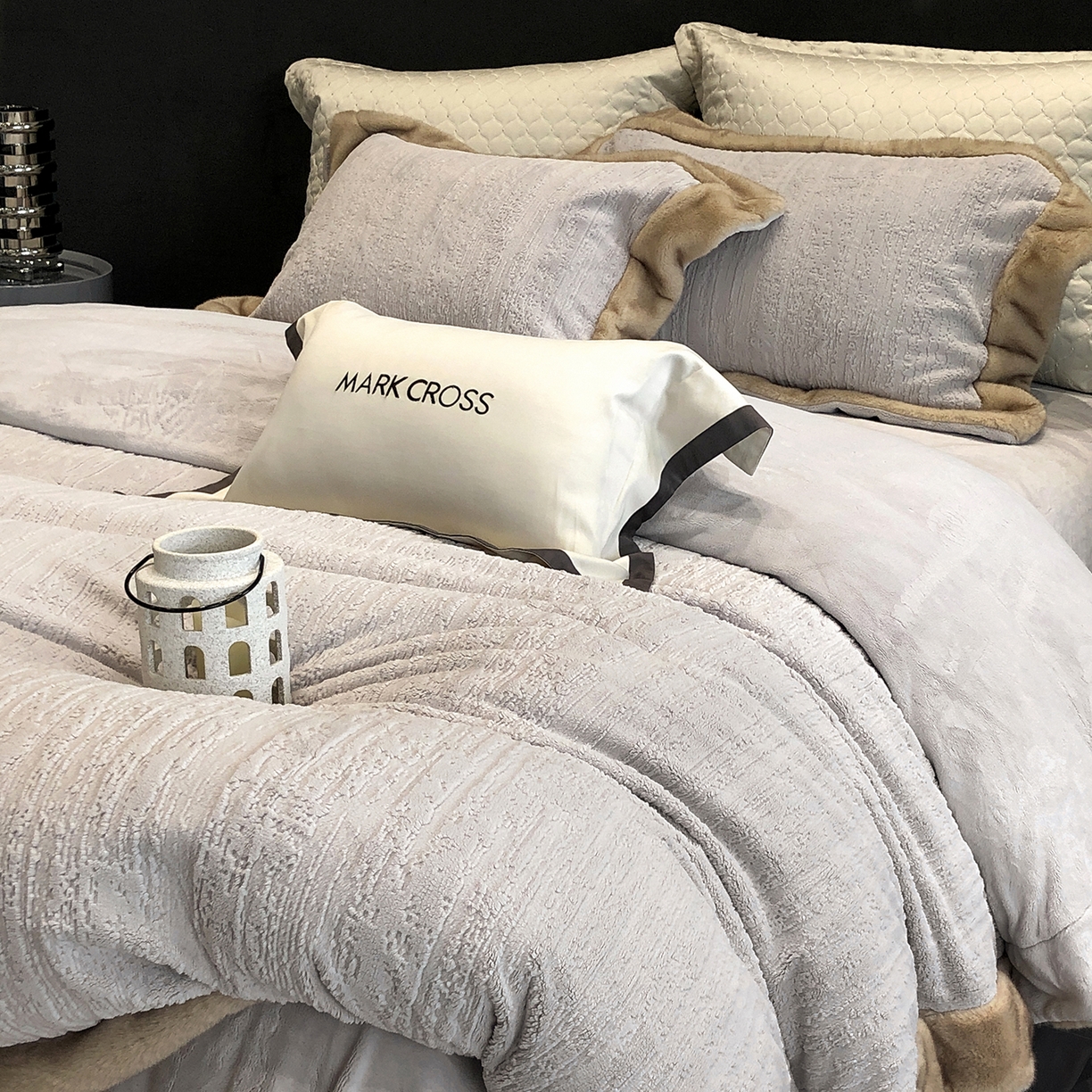 91家纺网 家纺一手货源 找家纺 佳汐蓝家纺 2025新款高奢暖绒立体浮雕熊极绒系列四件套 融冬北极狐-薄暮灰