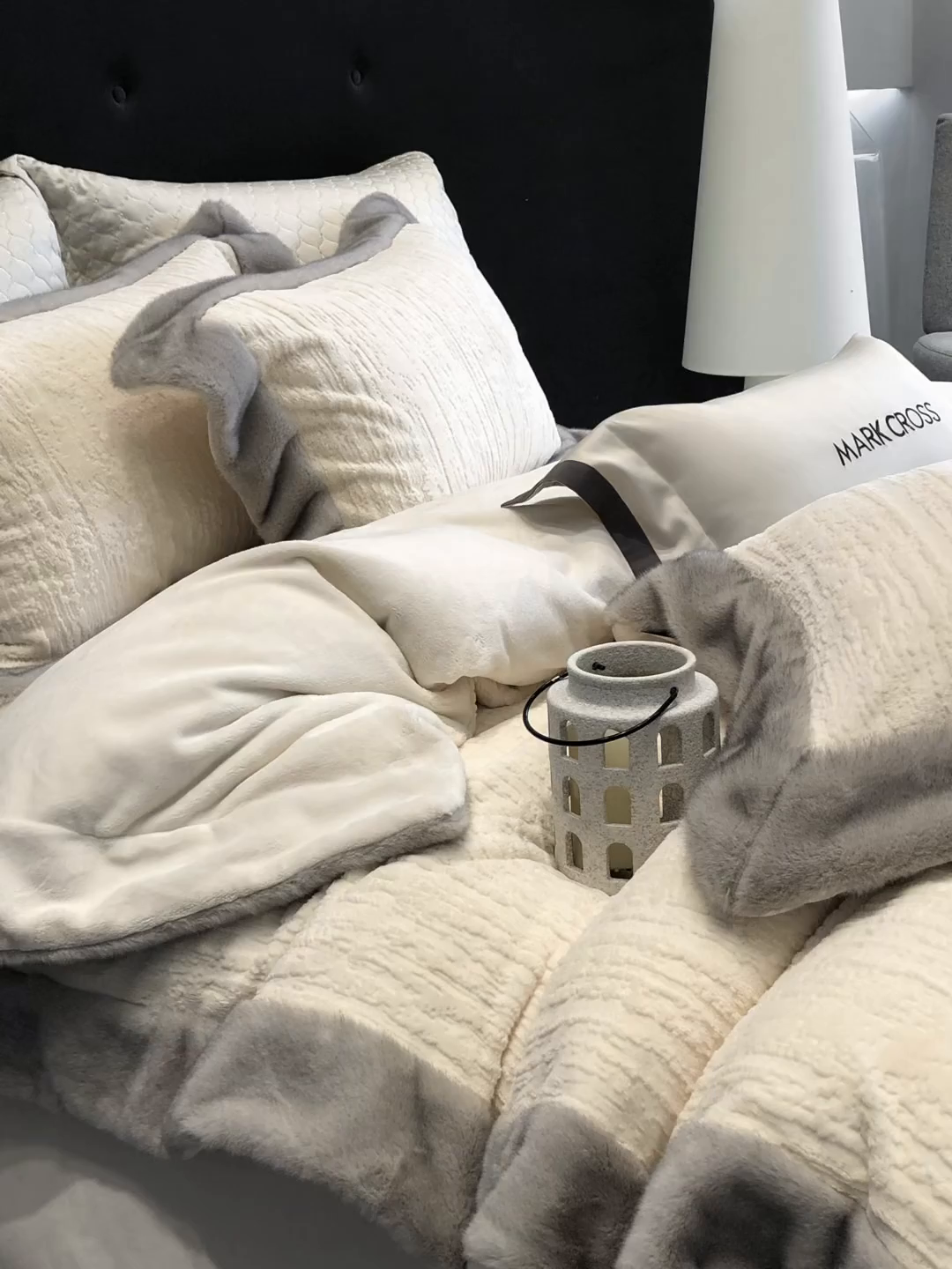 91家纺网 家纺一手货源 找家纺 佳汐蓝家纺 2025新款高奢暖绒立体浮雕熊极绒系列四件套 融冬北极狐-羊脂白