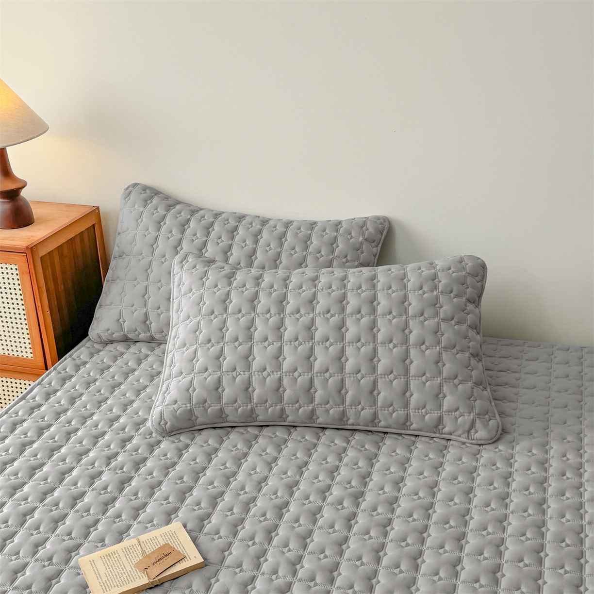 91家纺网 家纺一手货源 找家纺 居眠 2025新款星禾-防水夹棉棉花床笠 星禾-灰