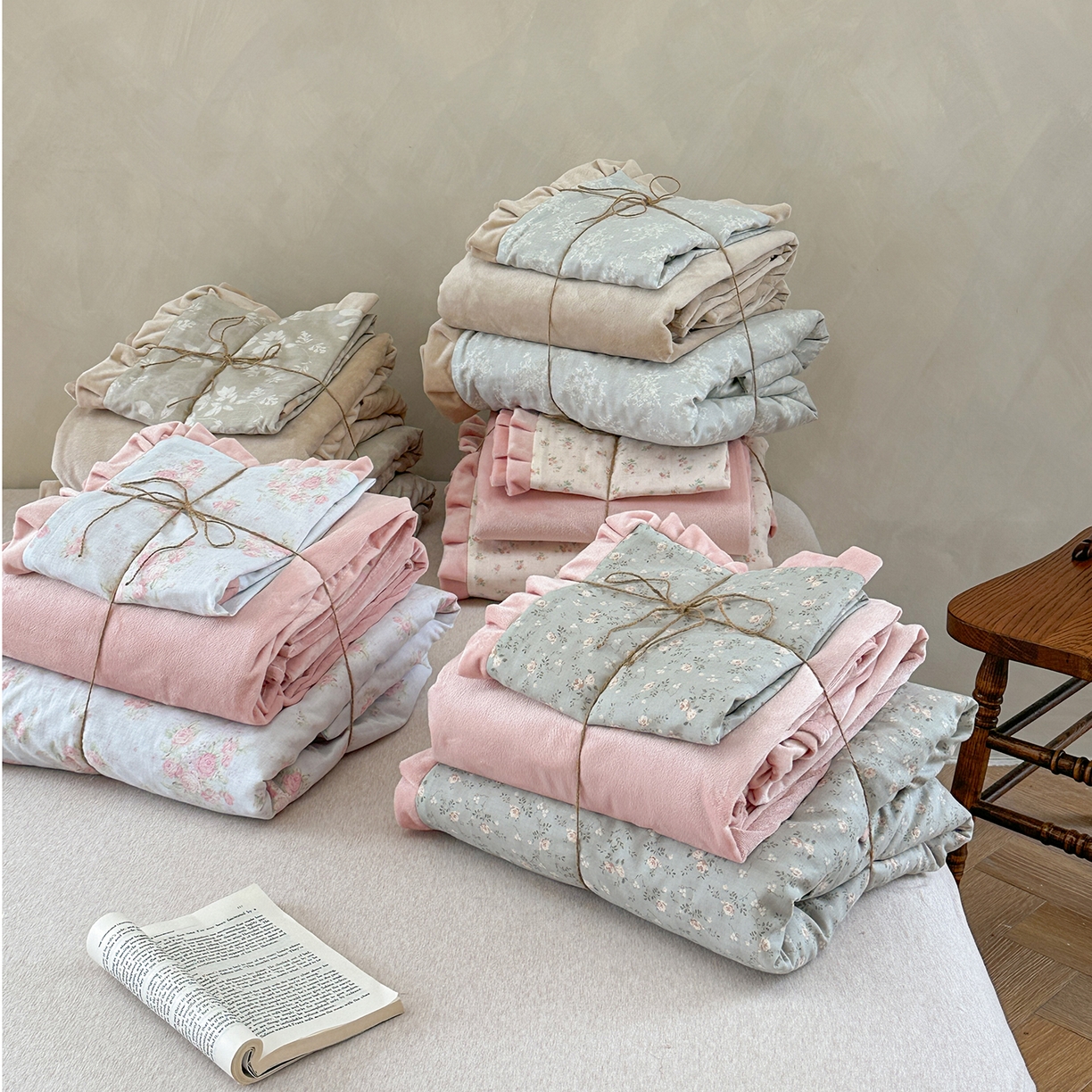 91家纺网 家纺一手货源 找家纺 麦伦家居 2025多功能床品全棉纯棉A类有氧双层纱+豆豆绒四件套荷叶边系列 组合图仅供展示不可下单