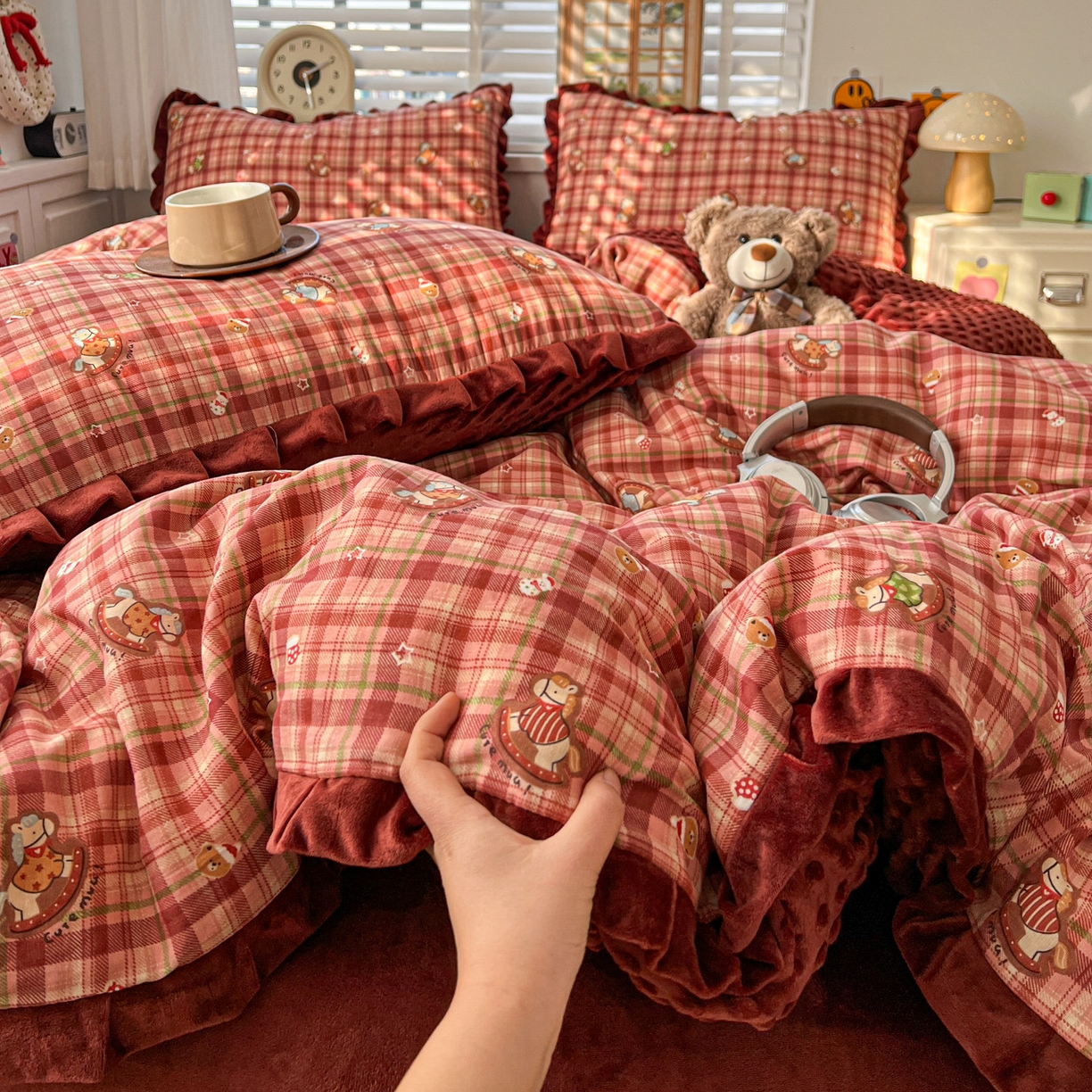 91家纺网 家纺一手货源 找家纺 麦伦家居 2025多功能床品全棉纯棉A类有氧双层纱+豆豆绒四件套荷叶边系列 童梦木马