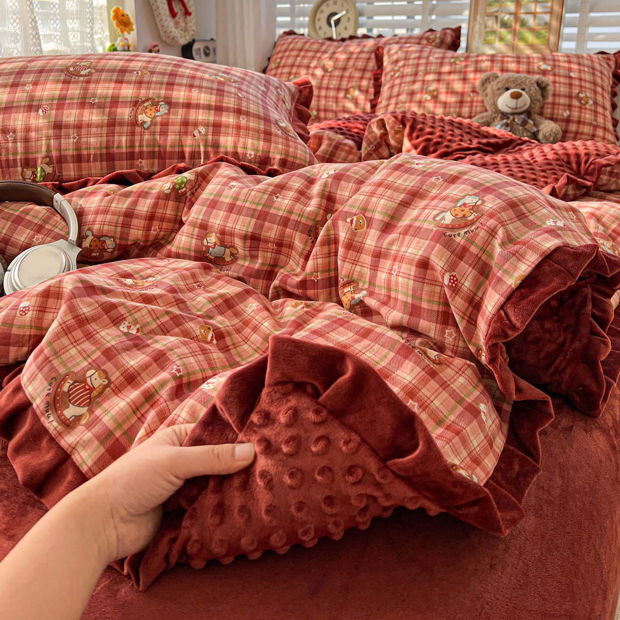 91家纺网 家纺一手货源 找家纺 麦伦家居 2025多功能床品全棉纯棉A类有氧双层纱+豆豆绒四件套荷叶边系列 童梦木马