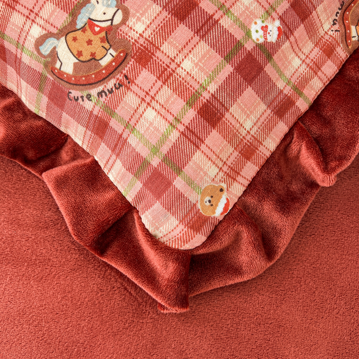 91家纺网 家纺一手货源 找家纺 麦伦家居 2025多功能床品全棉纯棉A类有氧双层纱+豆豆绒四件套荷叶边系列 童梦木马