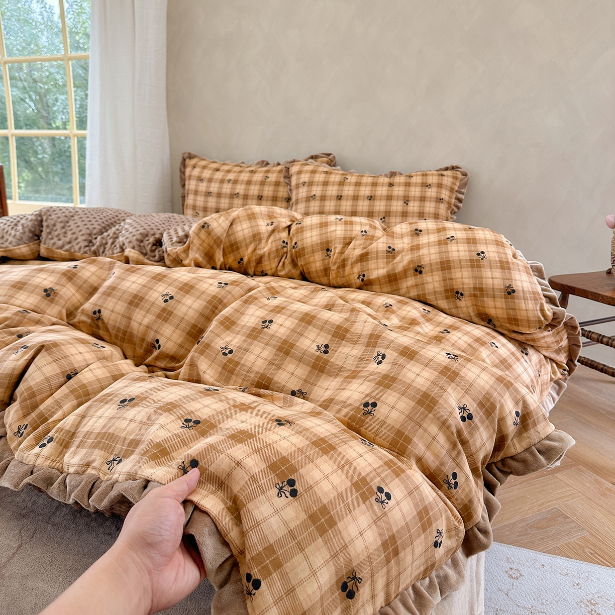 91家纺网 家纺一手货源 找家纺 麦伦家居 2025多功能床品全棉纯棉A类有氧双层纱+豆豆绒四件套荷叶边系列 糖炒栗子