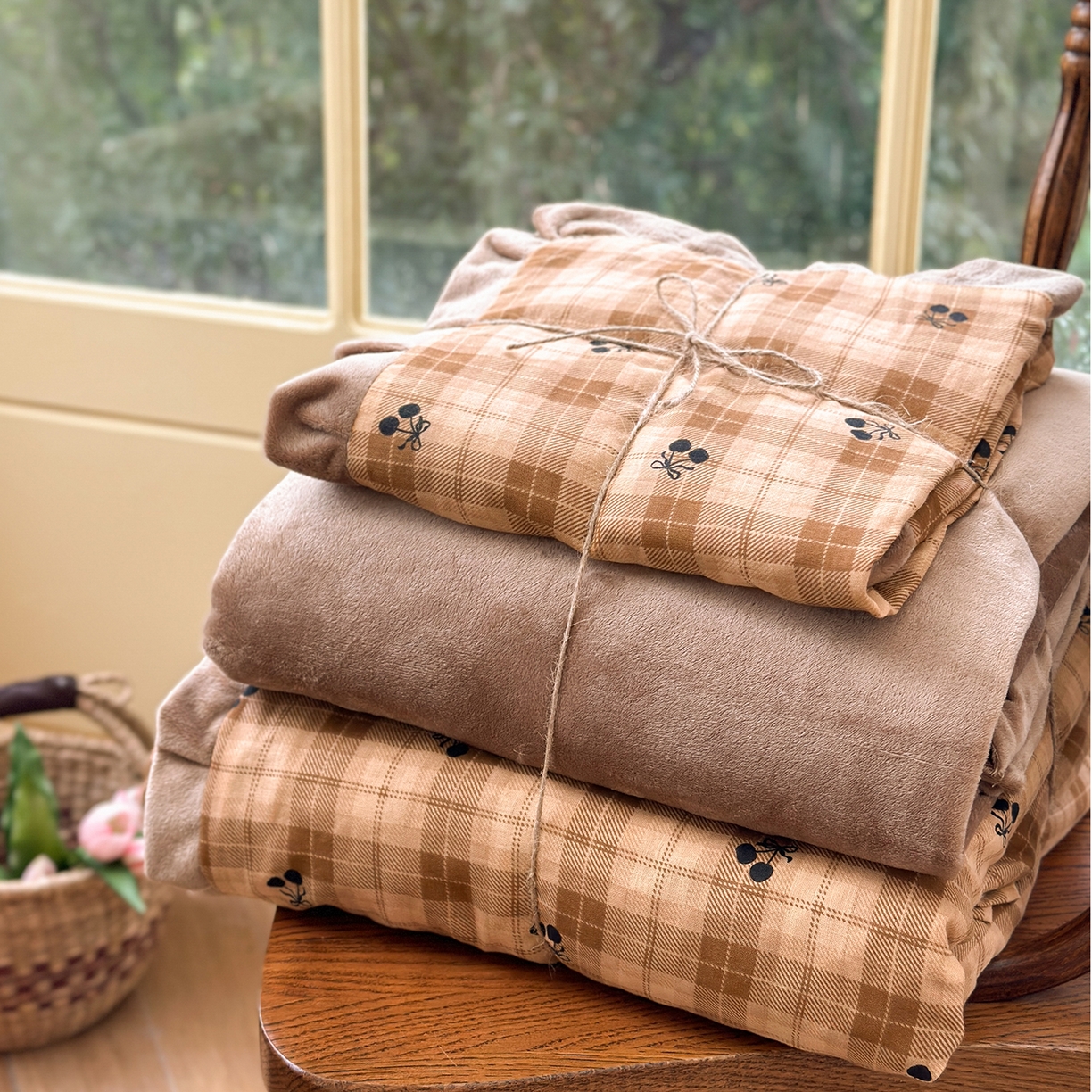 91家纺网 家纺一手货源 找家纺 麦伦家居 2025多功能床品全棉纯棉A类有氧双层纱+豆豆绒四件套荷叶边系列 糖炒栗子