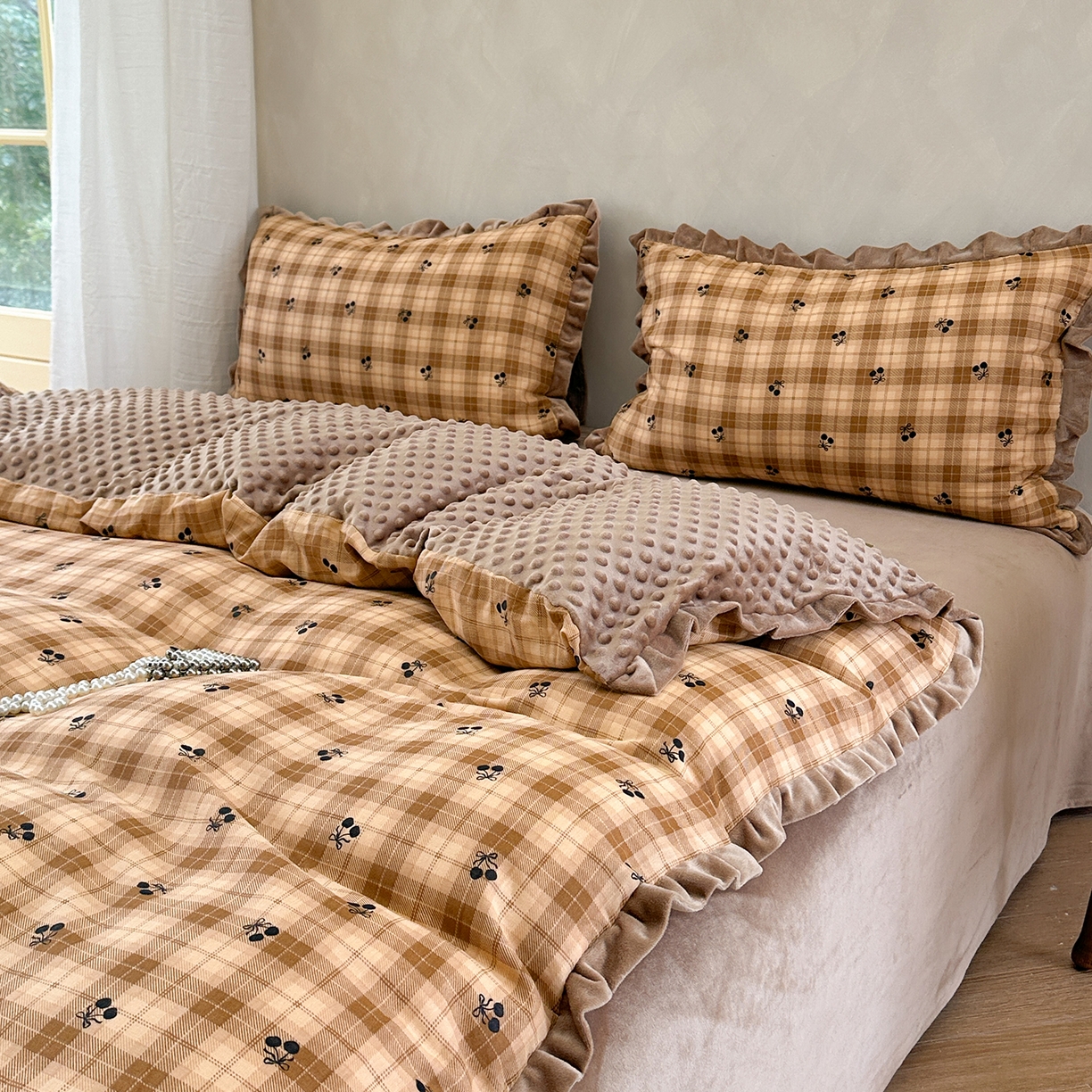 91家纺网 家纺一手货源 找家纺 麦伦家居 2025多功能床品全棉纯棉A类有氧双层纱+豆豆绒四件套荷叶边系列 糖炒栗子