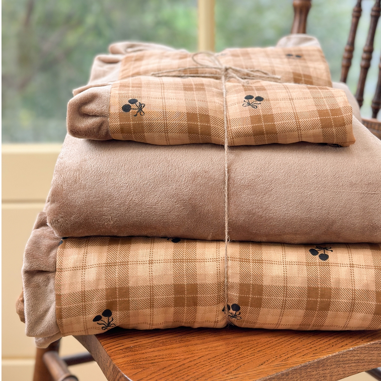 91家纺网 家纺一手货源 找家纺 麦伦家居 2025多功能床品全棉纯棉A类有氧双层纱+豆豆绒四件套荷叶边系列 糖炒栗子