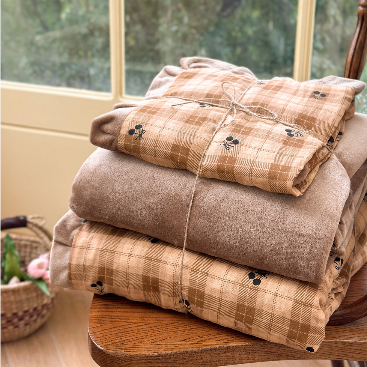 91家纺网 家纺一手货源 找家纺 麦伦家居 2025多功能床品全棉纯棉A类有氧双层纱+豆豆绒四件套荷叶边系列 糖炒栗子