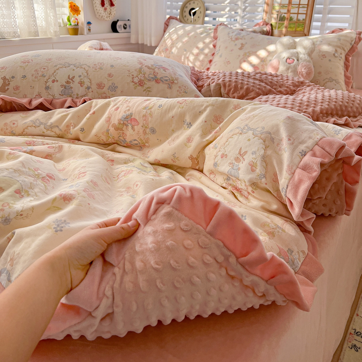 91家纺网 家纺一手货源 找家纺 麦伦家居 2025多功能床品全棉纯棉A类有氧双层纱+豆豆绒四件套荷叶边系列 花田粉兔