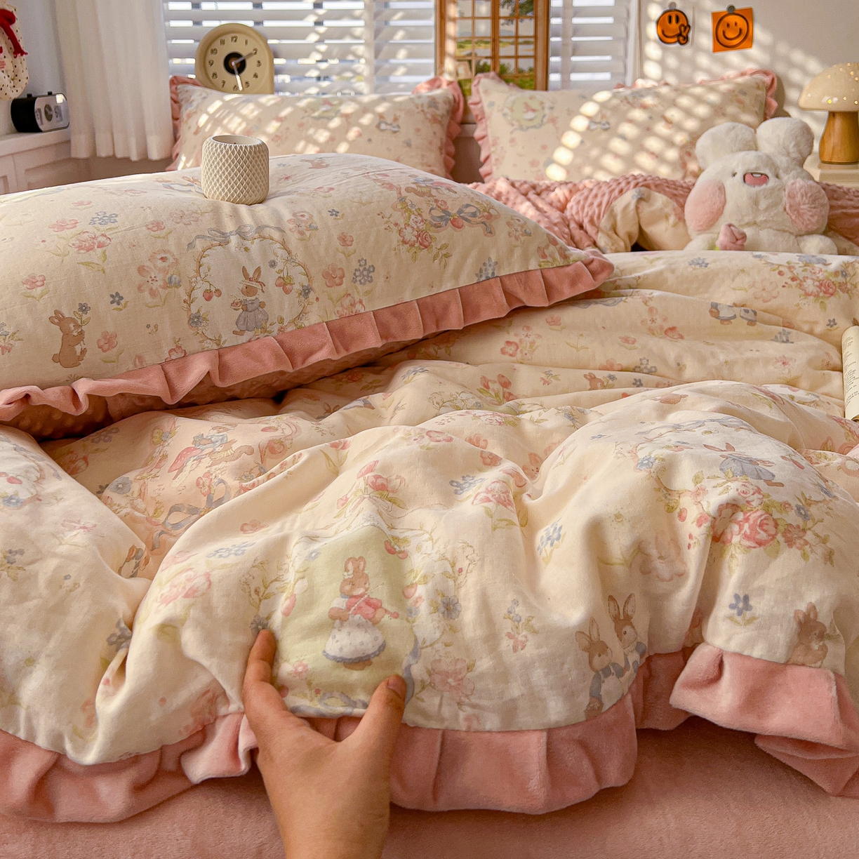 91家纺网 家纺一手货源 找家纺 麦伦家居 2025多功能床品全棉纯棉A类有氧双层纱+豆豆绒四件套荷叶边系列 花田粉兔