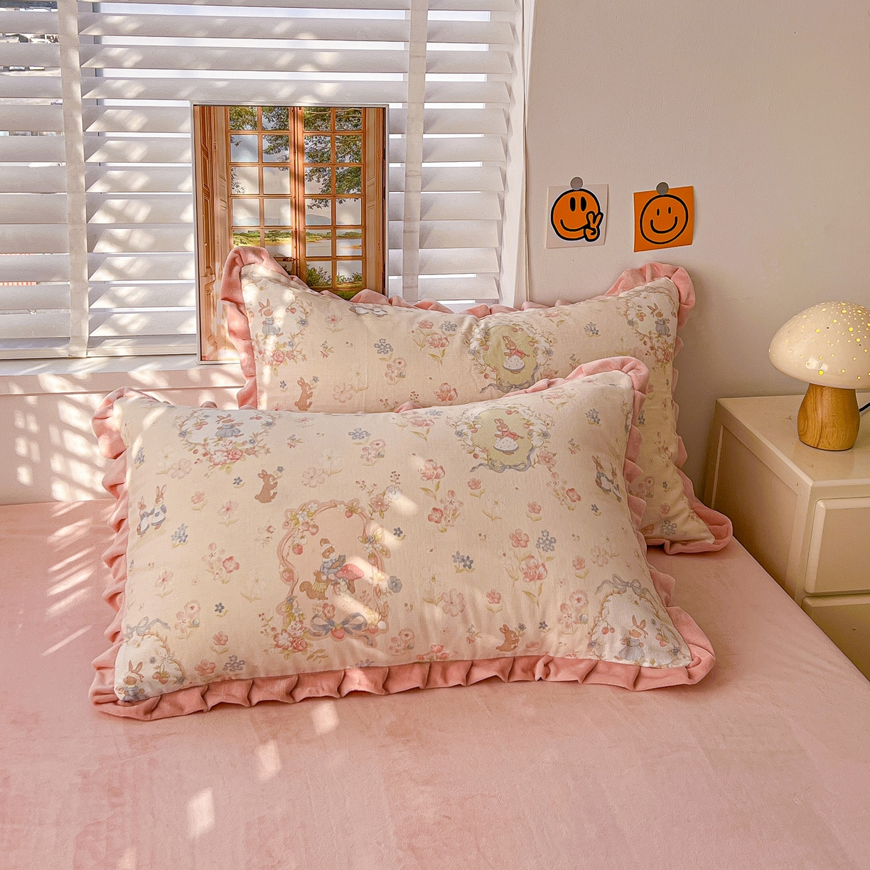 91家纺网 家纺一手货源 找家纺 麦伦家居 2025多功能床品全棉纯棉A类有氧双层纱+豆豆绒四件套荷叶边系列 花田粉兔