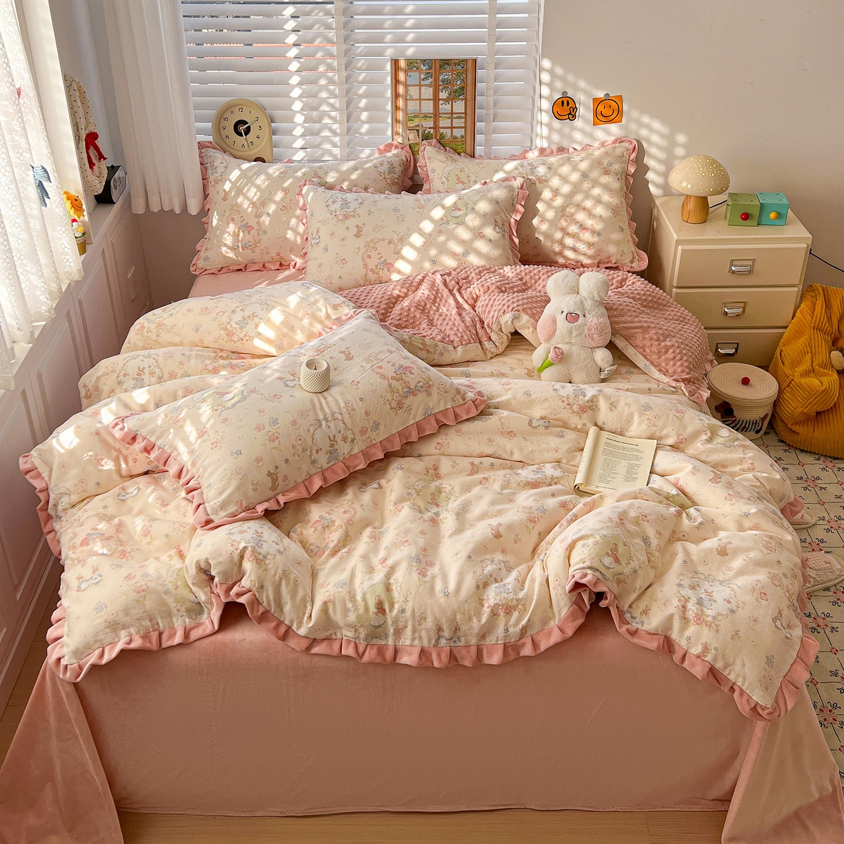 91家纺网 家纺一手货源 找家纺 麦伦家居 2025多功能床品全棉纯棉A类有氧双层纱+豆豆绒四件套荷叶边系列 花田粉兔