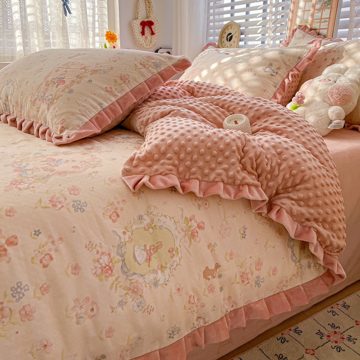 91家纺网 家纺一手货源 找家纺 麦伦家居 2025多功能床品全棉纯棉A类有氧双层纱+豆豆绒四件套荷叶边系列 花田粉兔