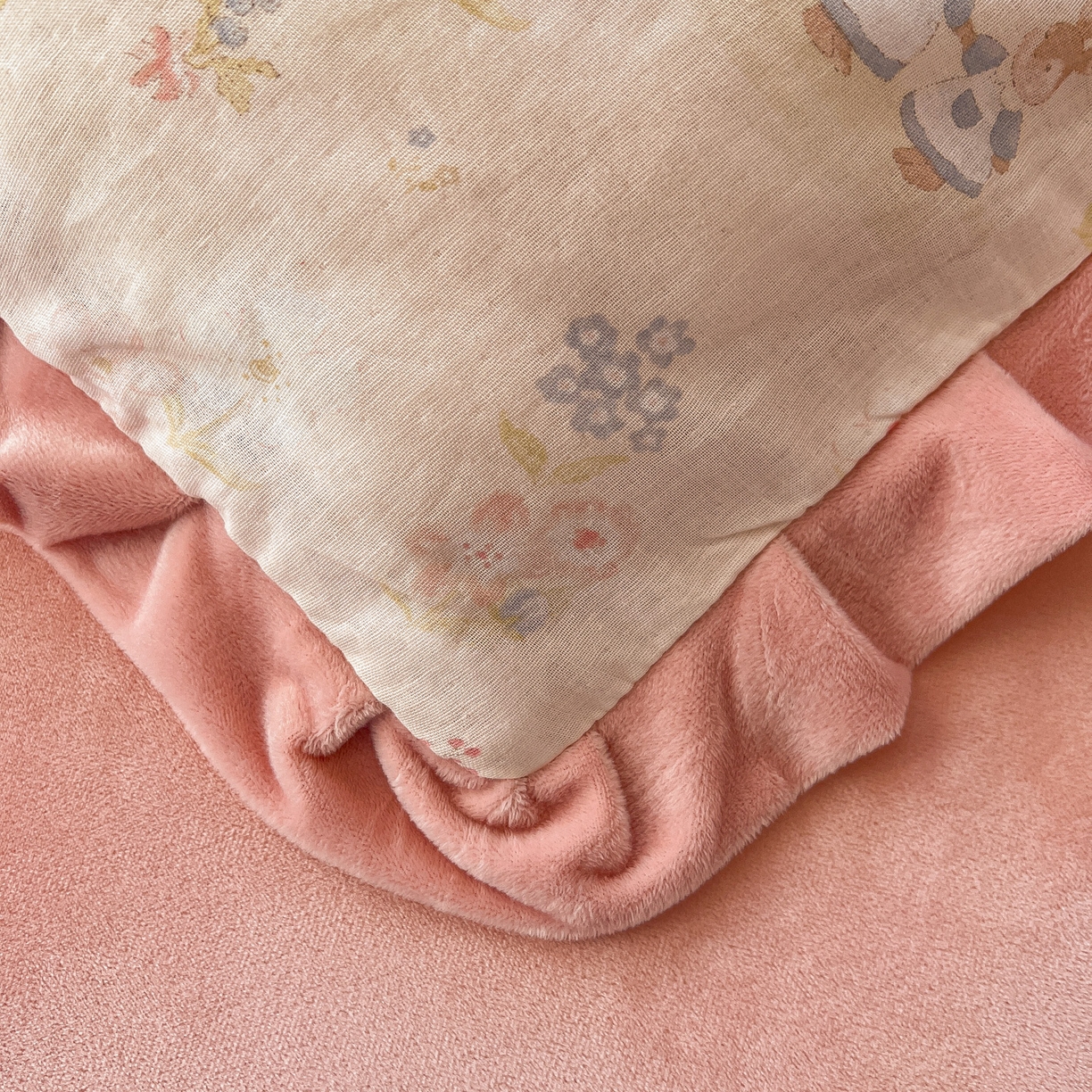 91家纺网 家纺一手货源 找家纺 麦伦家居 2025多功能床品全棉纯棉A类有氧双层纱+豆豆绒四件套荷叶边系列 花田粉兔