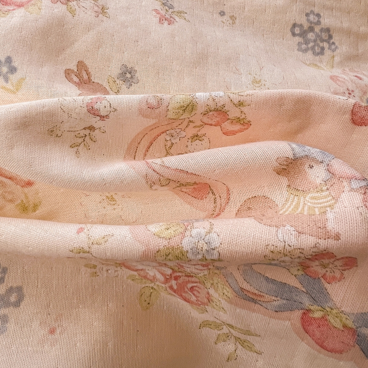 91家纺网 家纺一手货源 找家纺 麦伦家居 2025多功能床品全棉纯棉A类有氧双层纱+豆豆绒四件套荷叶边系列 花田粉兔