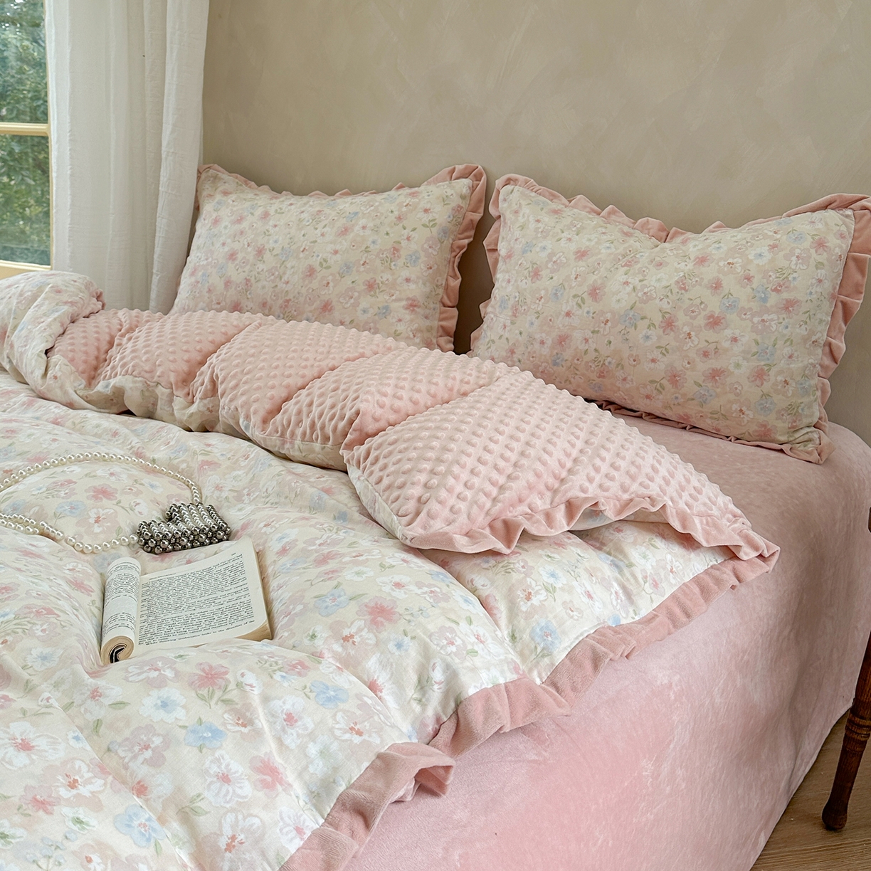 91家纺网 家纺一手货源 找家纺 麦伦家居 2025多功能床品全棉纯棉A类有氧双层纱+豆豆绒四件套荷叶边系列 白月光