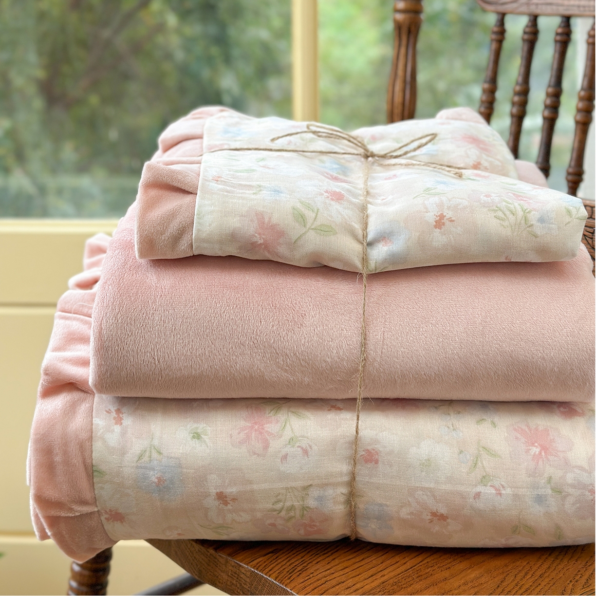 91家纺网 家纺一手货源 找家纺 麦伦家居 2025多功能床品全棉纯棉A类有氧双层纱+豆豆绒四件套荷叶边系列 白月光