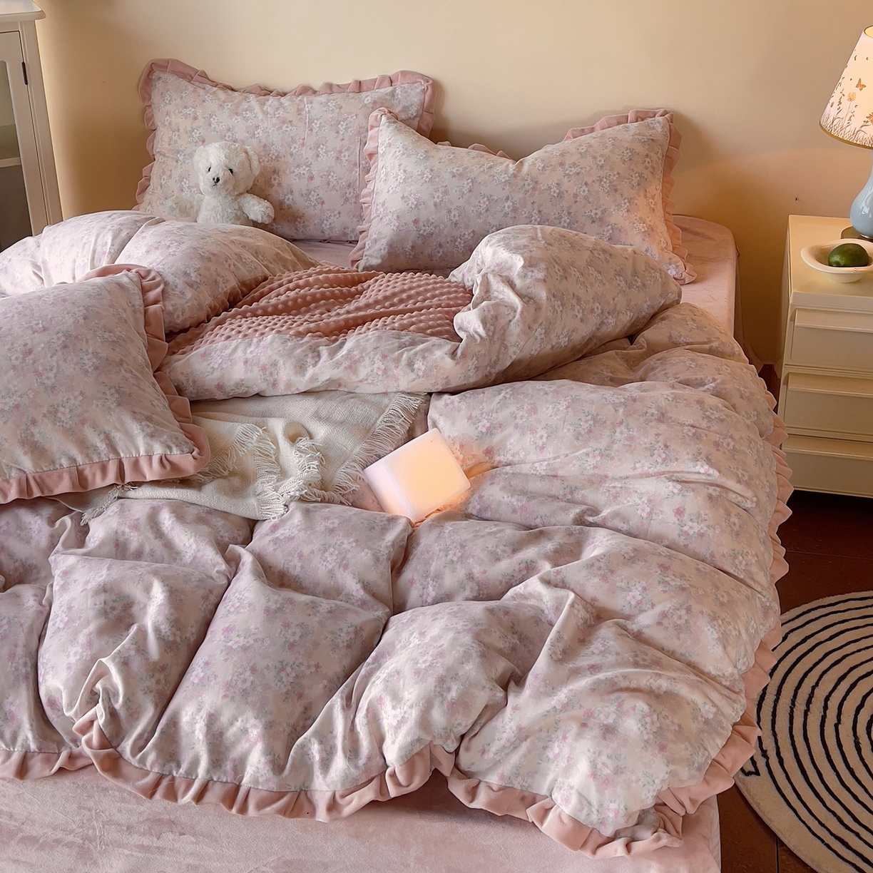 91家纺网 家纺一手货源 找家纺 麦伦家居 2025多功能床品全棉纯棉A类有氧双层纱+豆豆绒四件套荷叶边系列 桃夭夭