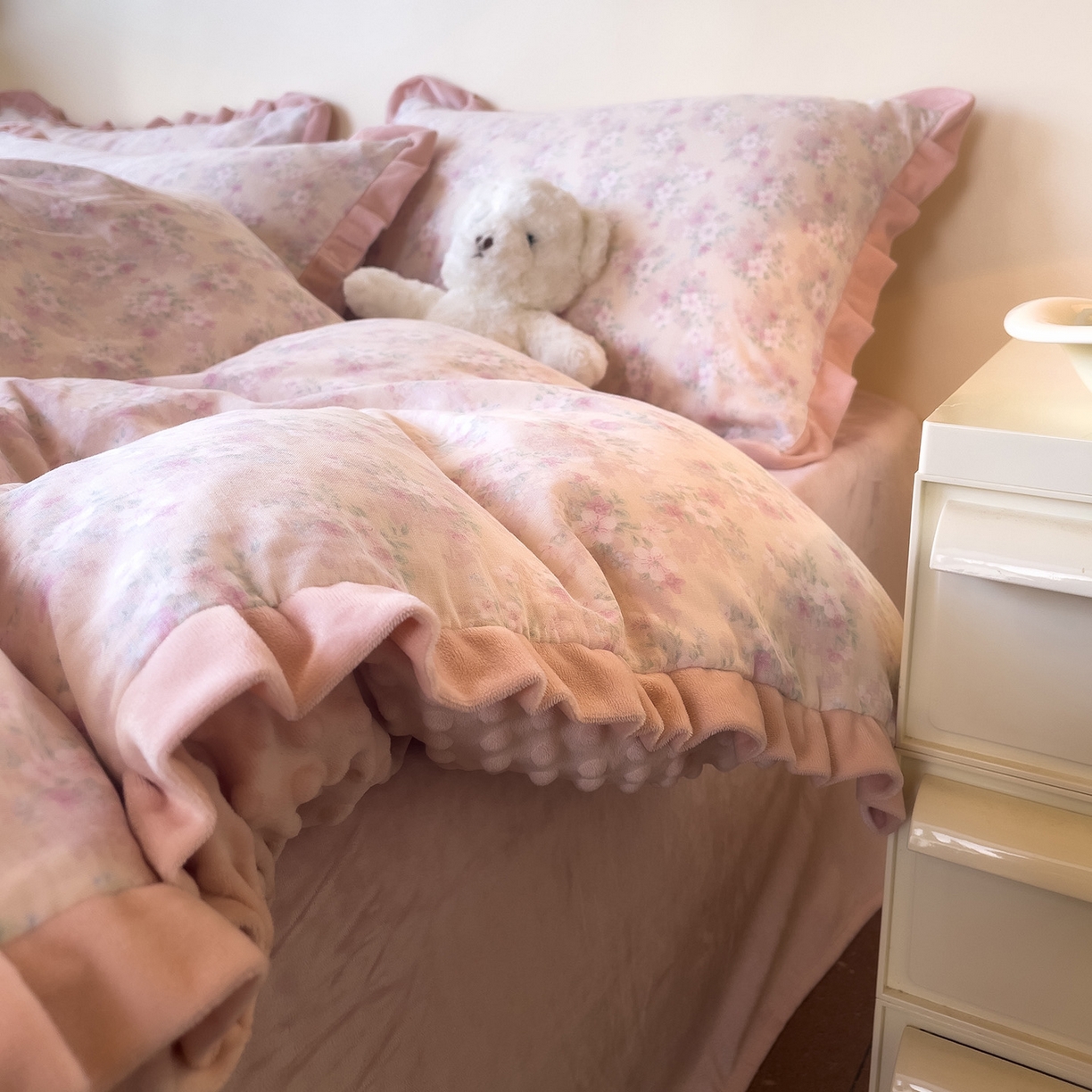 91家纺网 家纺一手货源 找家纺 麦伦家居 2025多功能床品全棉纯棉A类有氧双层纱+豆豆绒四件套荷叶边系列 桃夭夭