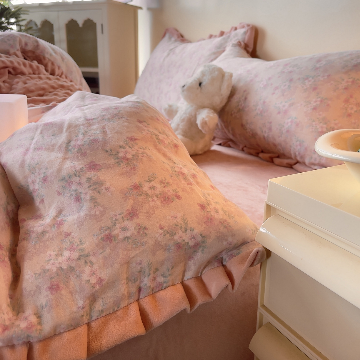 91家纺网 家纺一手货源 找家纺 麦伦家居 2025多功能床品全棉纯棉A类有氧双层纱+豆豆绒四件套荷叶边系列 桃夭夭