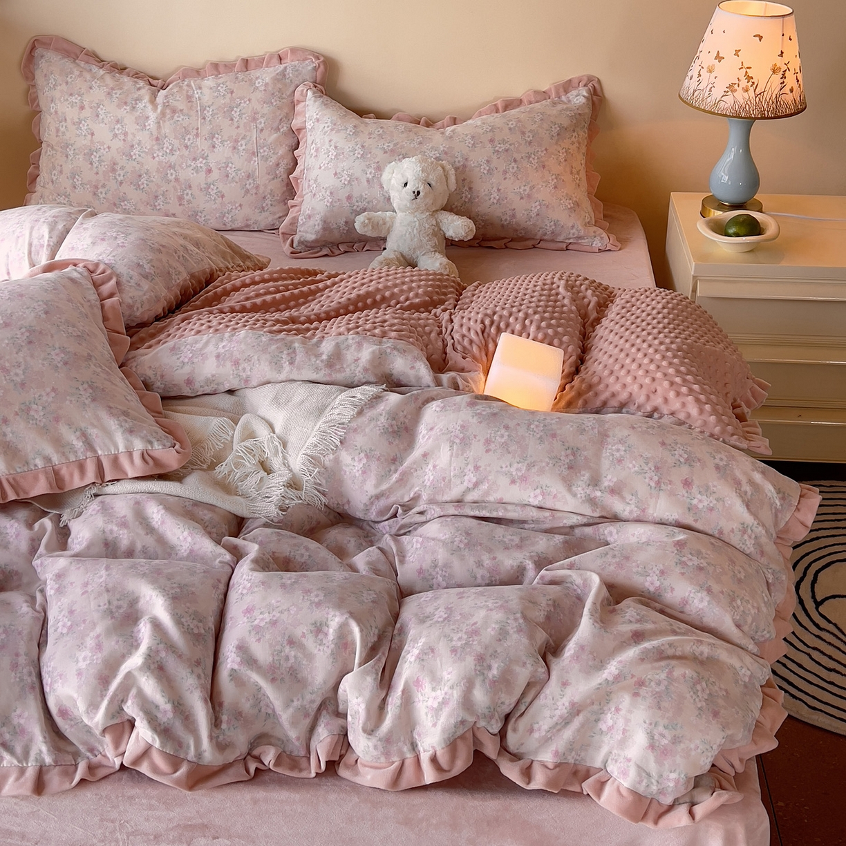 91家纺网 家纺一手货源 找家纺 麦伦家居 2025多功能床品全棉纯棉A类有氧双层纱+豆豆绒四件套荷叶边系列 桃夭夭