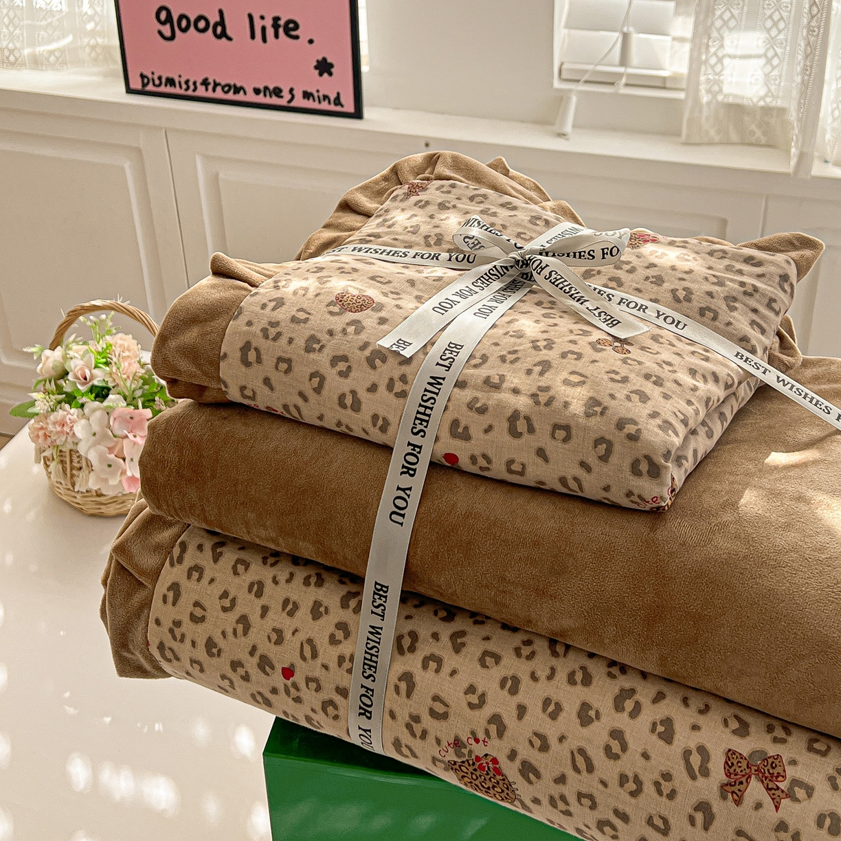 91家纺网 家纺一手货源 找家纺 麦伦家居 2025多功能床品全棉纯棉A类有氧双层纱+豆豆绒四件套荷叶边系列 豹纹猫咪