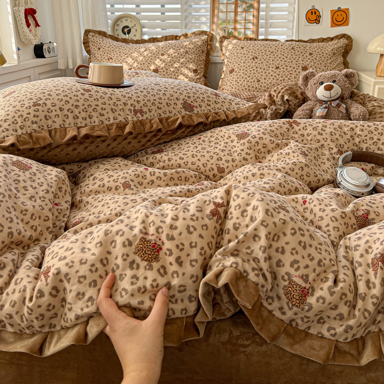 91家纺网 家纺一手货源 找家纺 麦伦家居 2025多功能床品全棉纯棉A类有氧双层纱+豆豆绒四件套荷叶边系列 豹纹猫咪