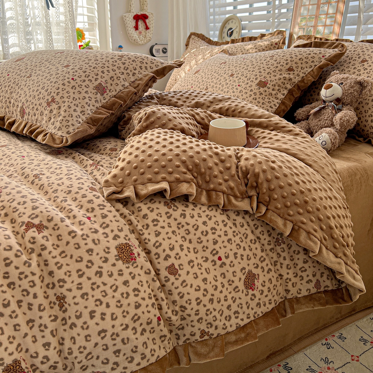 91家纺网 家纺一手货源 找家纺 麦伦家居 2025多功能床品全棉纯棉A类有氧双层纱+豆豆绒四件套荷叶边系列 豹纹猫咪