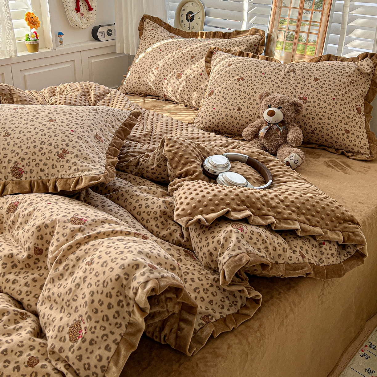 91家纺网 家纺一手货源 找家纺 麦伦家居 2025多功能床品全棉纯棉A类有氧双层纱+豆豆绒四件套荷叶边系列 豹纹猫咪