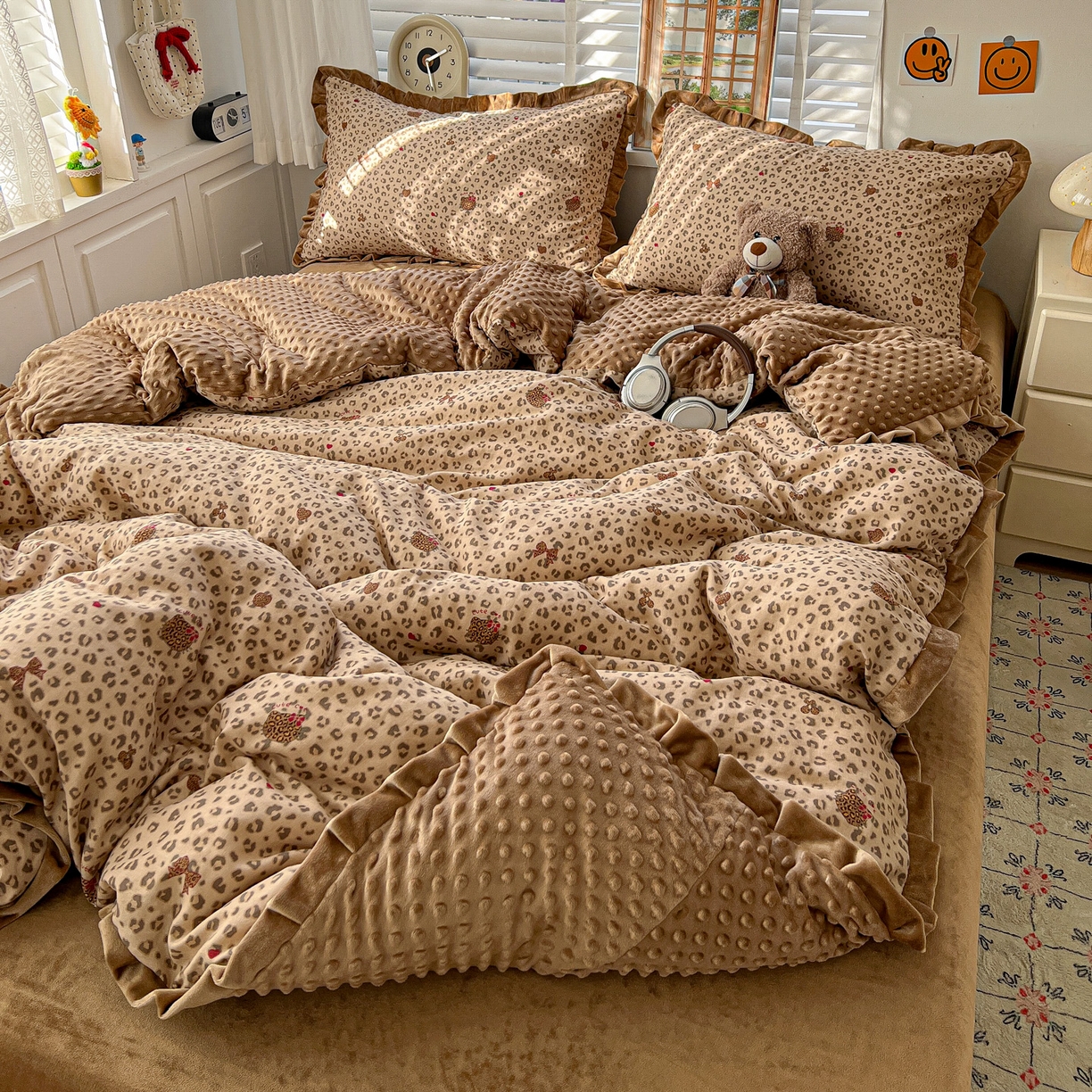 91家纺网 家纺一手货源 找家纺 麦伦家居 2025多功能床品全棉纯棉A类有氧双层纱+豆豆绒四件套荷叶边系列 豹纹猫咪