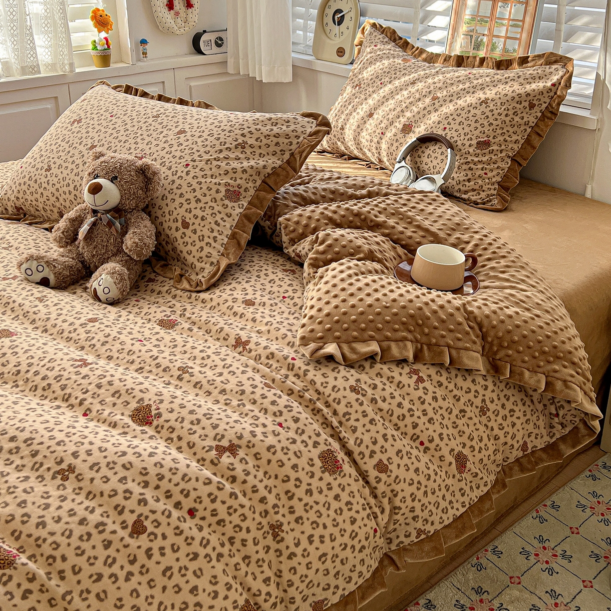 91家纺网 家纺一手货源 找家纺 麦伦家居 2025多功能床品全棉纯棉A类有氧双层纱+豆豆绒四件套荷叶边系列 豹纹猫咪