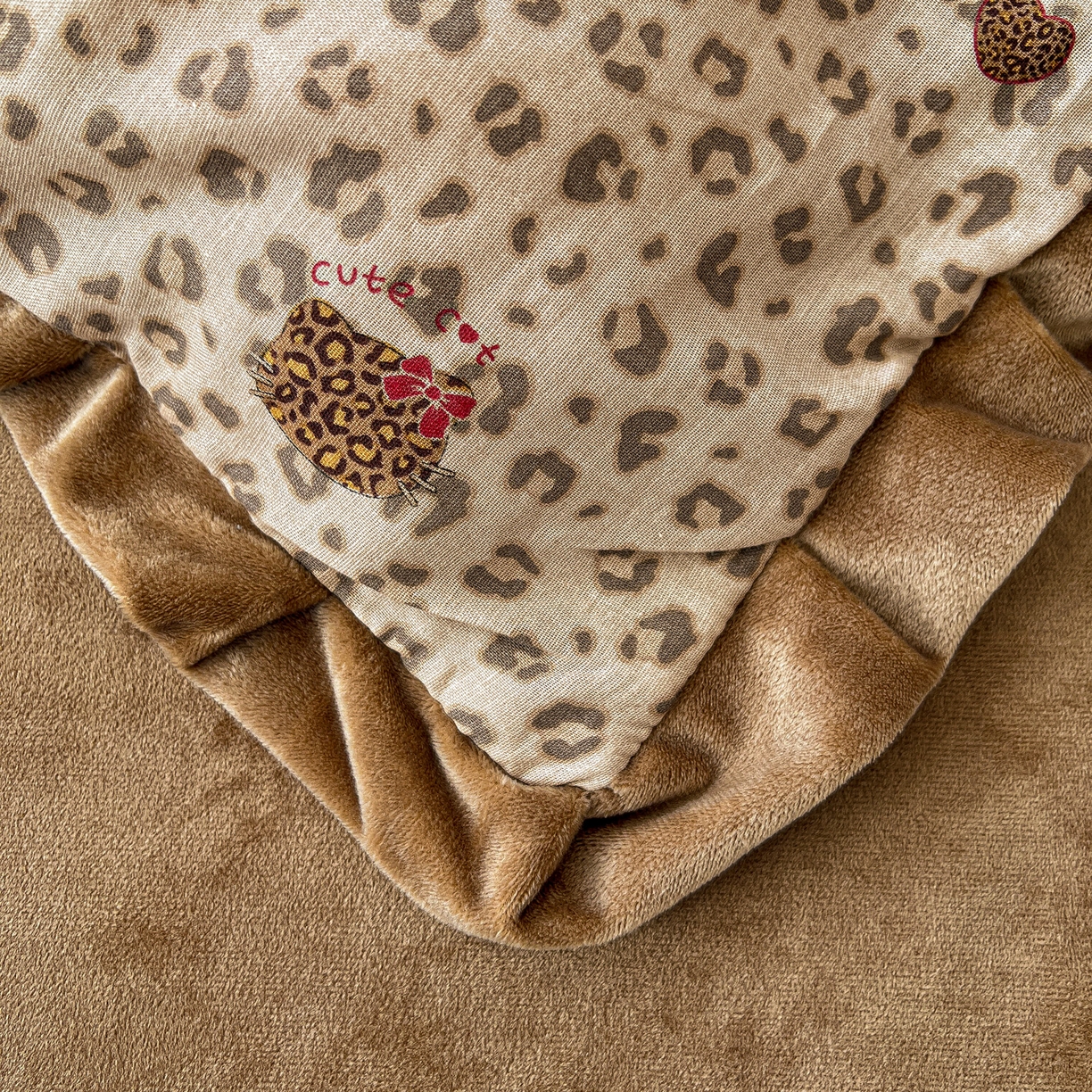 91家纺网 家纺一手货源 找家纺 麦伦家居 2025多功能床品全棉纯棉A类有氧双层纱+豆豆绒四件套荷叶边系列 豹纹猫咪