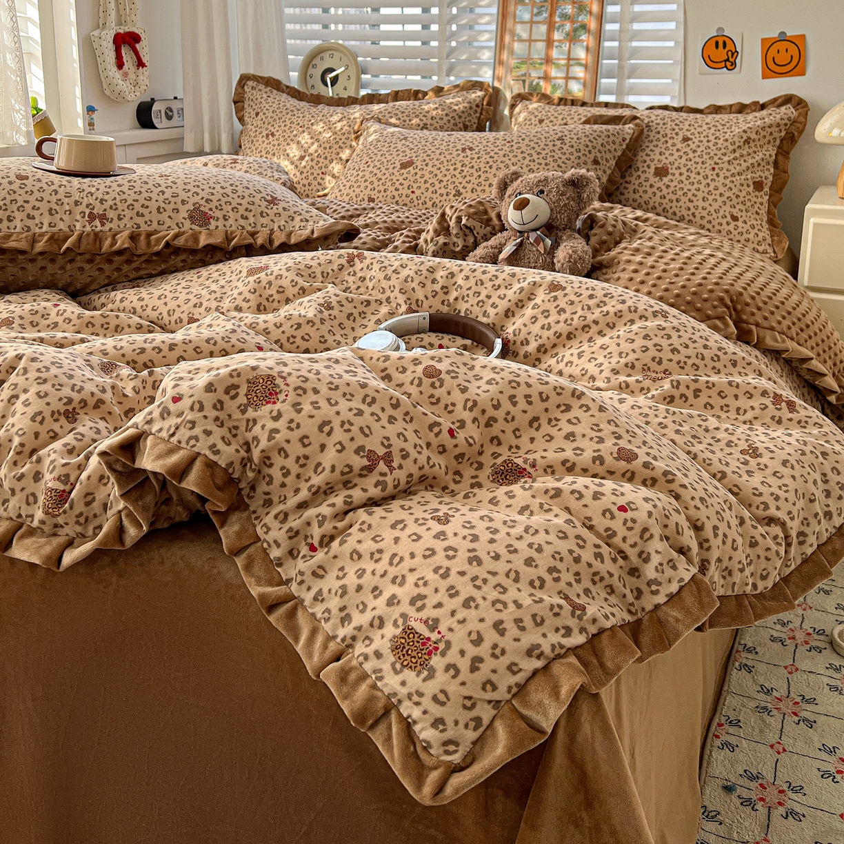 91家纺网 家纺一手货源 找家纺 麦伦家居 2025多功能床品全棉纯棉A类有氧双层纱+豆豆绒四件套荷叶边系列 豹纹猫咪