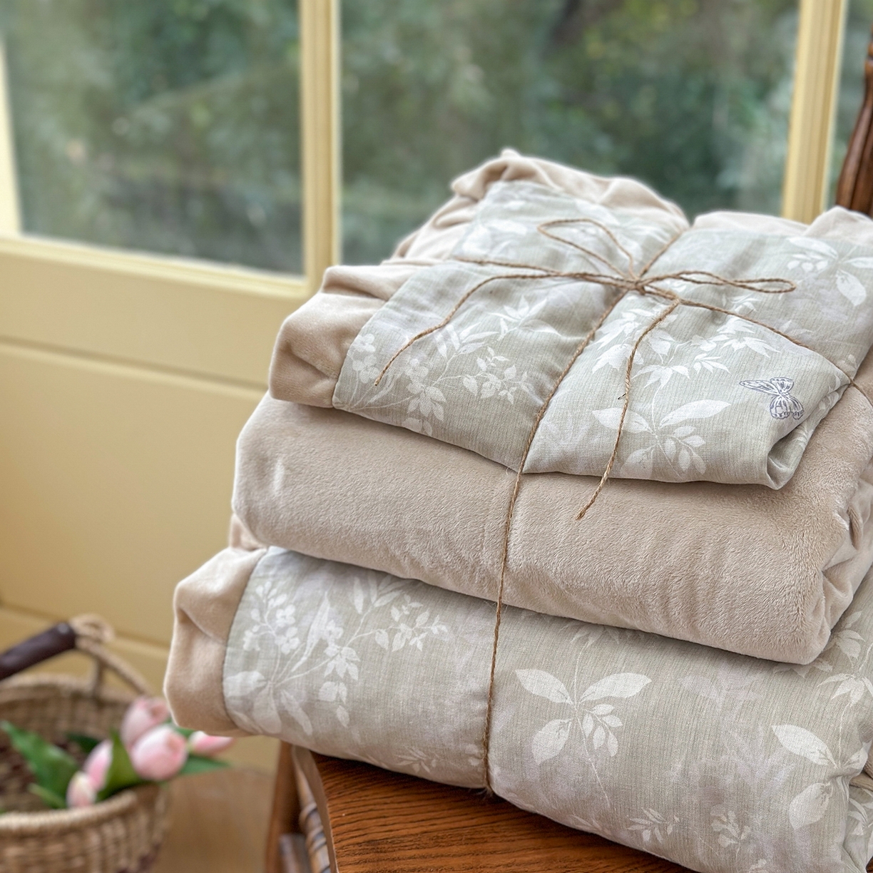 91家纺网 家纺一手货源 找家纺 麦伦家居 2025多功能床品全棉纯棉A类有氧双层纱+豆豆绒四件套荷叶边系列 空谷幽兰