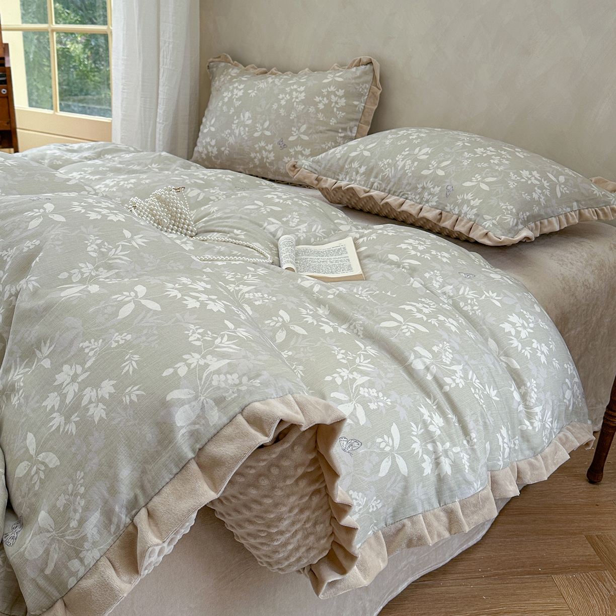 91家纺网 家纺一手货源 找家纺 麦伦家居 2025多功能床品全棉纯棉A类有氧双层纱+豆豆绒四件套荷叶边系列 空谷幽兰