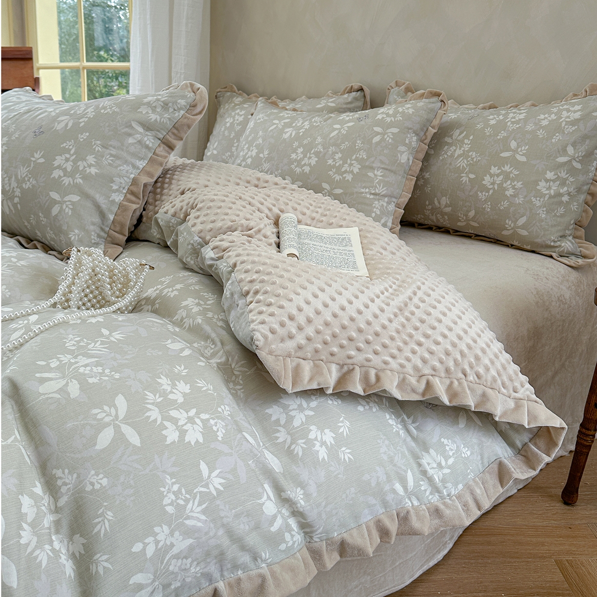 91家纺网 家纺一手货源 找家纺 麦伦家居 2025多功能床品全棉纯棉A类有氧双层纱+豆豆绒四件套荷叶边系列 空谷幽兰