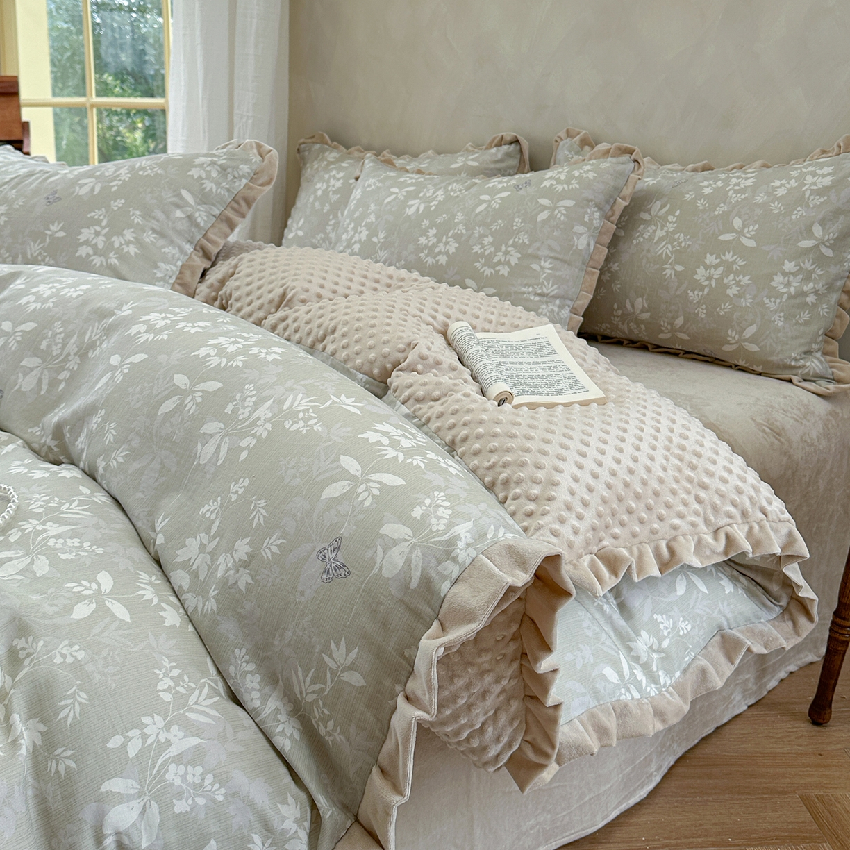 91家纺网 家纺一手货源 找家纺 麦伦家居 2025多功能床品全棉纯棉A类有氧双层纱+豆豆绒四件套荷叶边系列 空谷幽兰