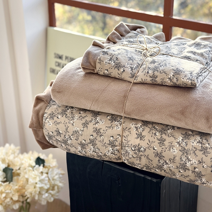 91家纺网 家纺一手货源 找家纺 麦伦家居 2025多功能床品全棉纯棉A类有氧双层纱+豆豆绒四件套荷叶边系列 晚秋