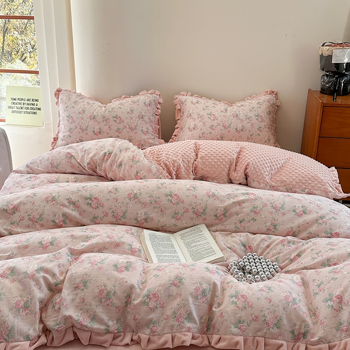 91家纺网 家纺一手货源 找家纺 麦伦家居 2025多功能床品全棉纯棉A类有氧双层纱+豆豆绒四件套荷叶边系列 蒂芙尼-粉