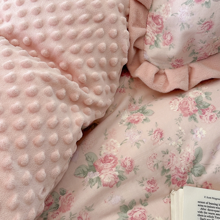 91家纺网 家纺一手货源 找家纺 麦伦家居 2025多功能床品全棉纯棉A类有氧双层纱+豆豆绒四件套荷叶边系列 蒂芙尼-粉