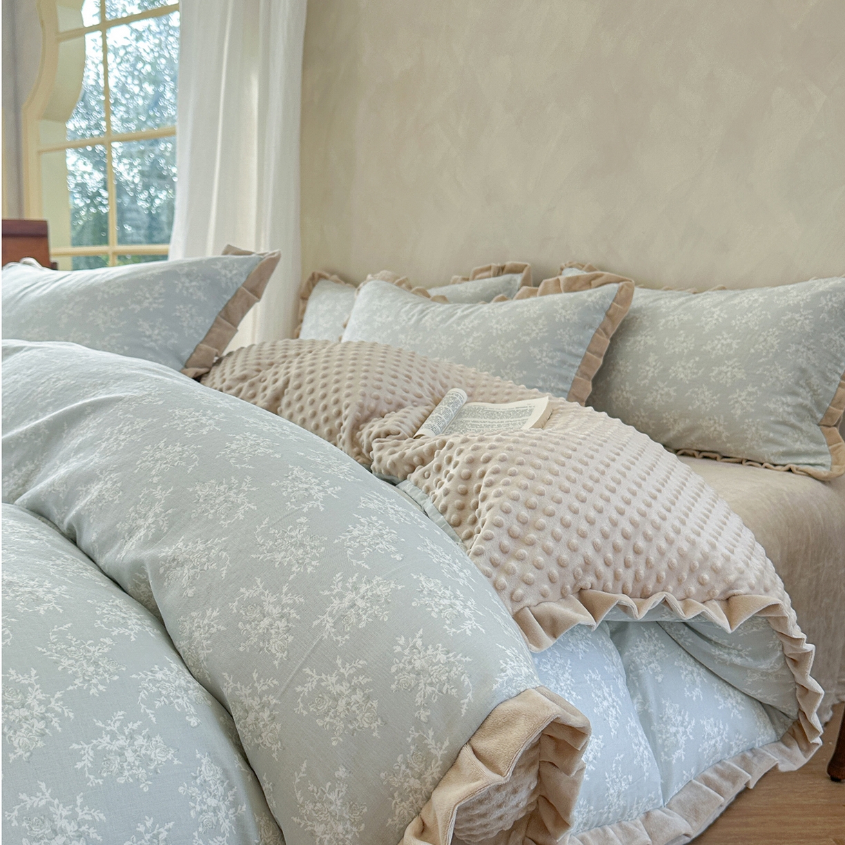 91家纺网 家纺一手货源 找家纺 麦伦家居 2025多功能床品全棉纯棉A类有氧双层纱+豆豆绒四件套荷叶边系列 青芜