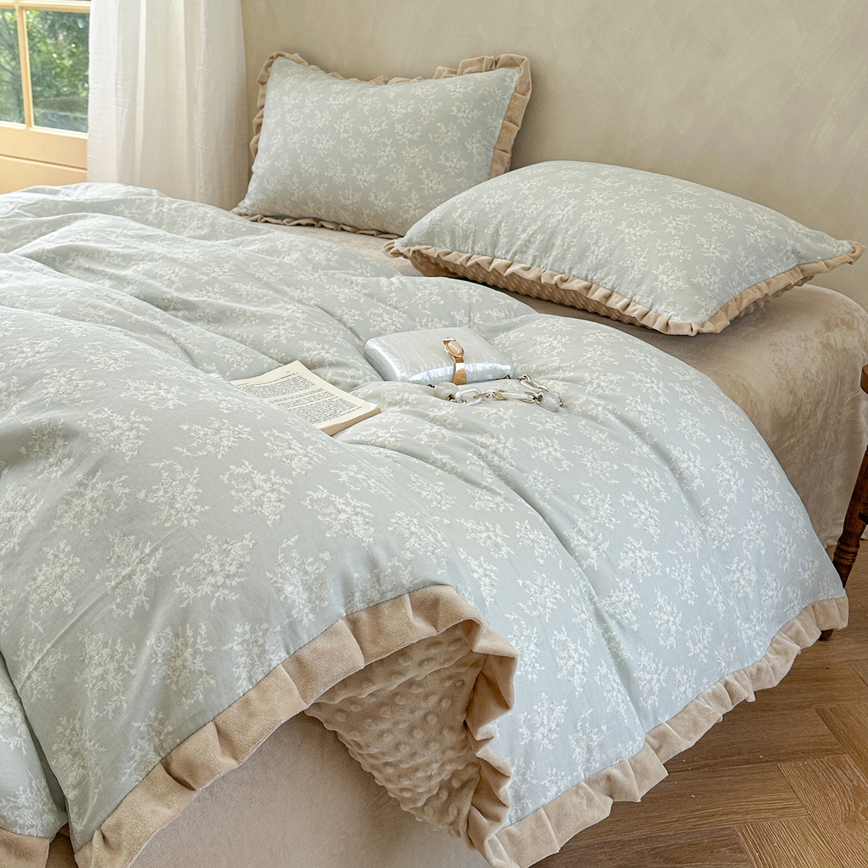 91家纺网 家纺一手货源 找家纺 麦伦家居 2025多功能床品全棉纯棉A类有氧双层纱+豆豆绒四件套荷叶边系列 青芜