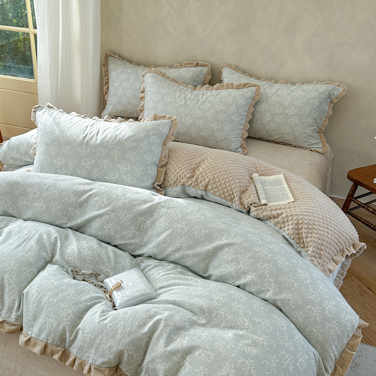 91家纺网 家纺一手货源 找家纺 麦伦家居 2025多功能床品全棉纯棉A类有氧双层纱+豆豆绒四件套荷叶边系列 青芜