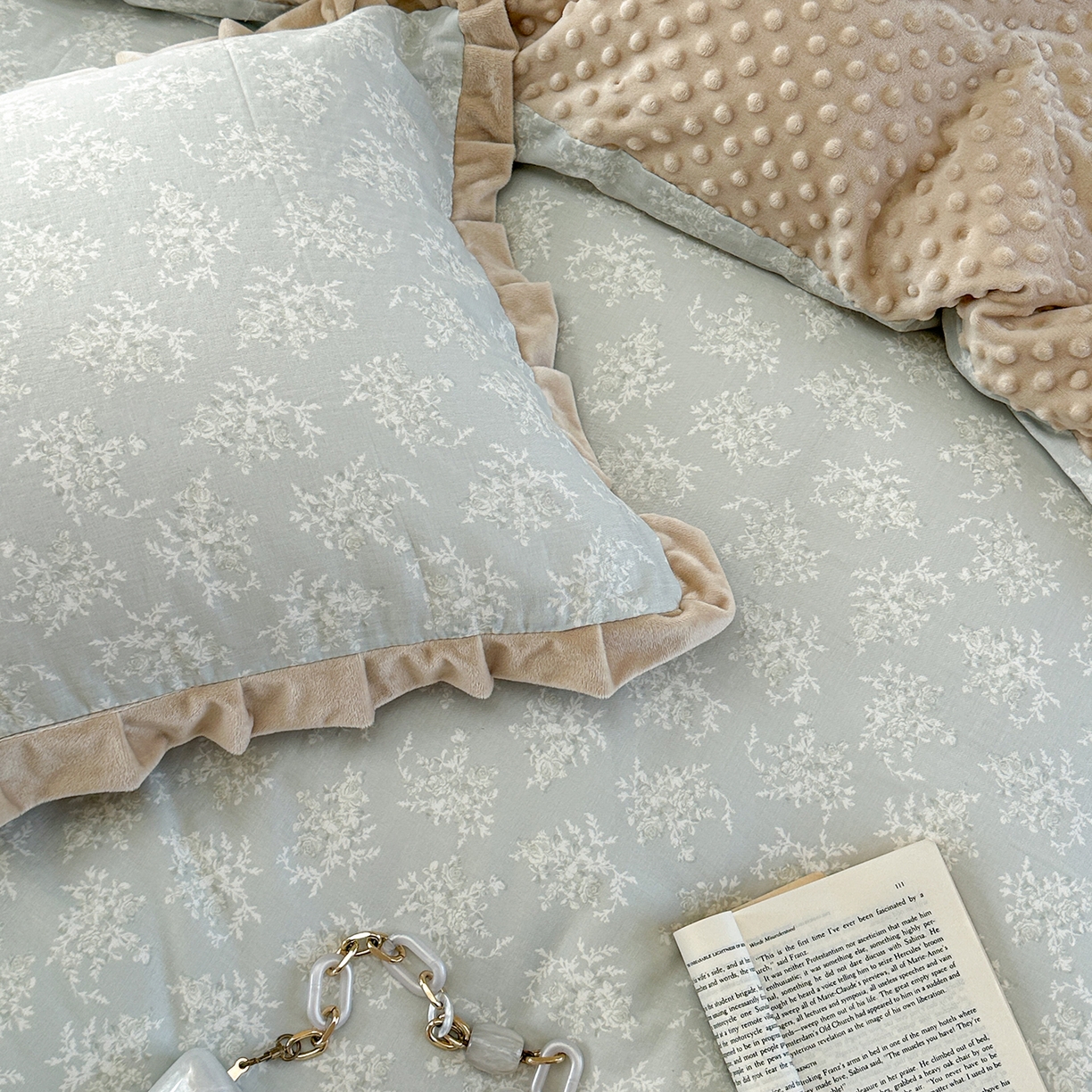 91家纺网 家纺一手货源 找家纺 麦伦家居 2025多功能床品全棉纯棉A类有氧双层纱+豆豆绒四件套荷叶边系列 青芜