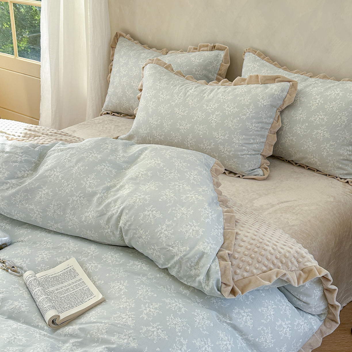 91家纺网 家纺一手货源 找家纺 麦伦家居 2025多功能床品全棉纯棉A类有氧双层纱+豆豆绒四件套荷叶边系列 青芜