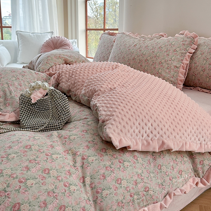 91家纺网 家纺一手货源 找家纺 麦伦家居 2025多功能床品全棉纯棉A类有氧双层纱+豆豆绒四件套荷叶边系列 花样年华