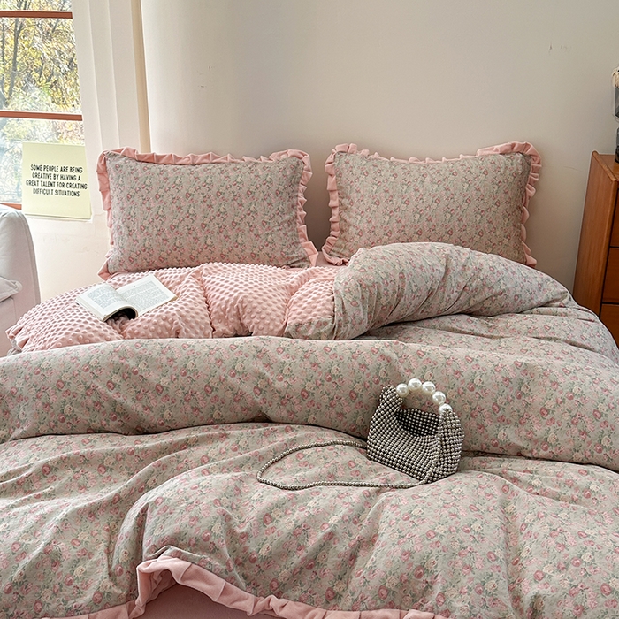 91家纺网 家纺一手货源 找家纺 麦伦家居 2025多功能床品全棉纯棉A类有氧双层纱+豆豆绒四件套荷叶边系列 花样年华